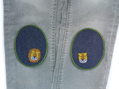 Gestickte Löwen-Knieflicken aus dunkelblauem Jeansstoff, mit Löwe mit Mähne und verträumte Löwin in Braun, Ocker und Weiß, 8 x 10 cm ovaler Bügelflicken für Kinderhosen handmade Berlin