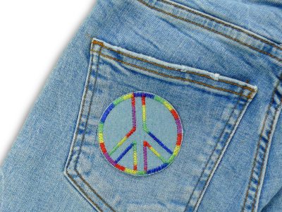 Peace Symbol Bügelpatch Ø 6,5 cm auf Gesäßtasche aufgebügelt, Regenbogenfarben auf mittelblauem Jeans, Aufnäher handmade Berlin