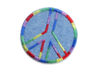Peace Symbol Jeansflicken zum aufbügeln in Regenbogen-Farben, Peace Bügelpatch Ø 6,5 cm mit Friedenszeichen in Regenbogenfarben auf mittelblauem Jeans, handmade Berlin