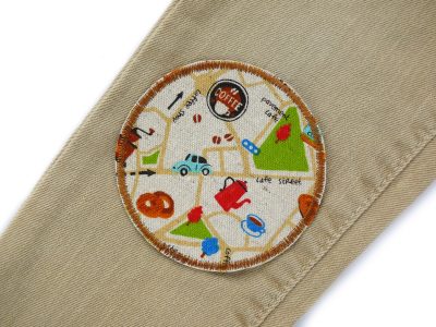 Citylife Hosenflicken Ø 8 cm auf Jeans oder Kinderhose aufgebügelt, bunter Stadtplan-Look auf Baumwollcanvas, Bügelflicken handmade Berlin Piratenbande