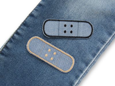 4 Trostpflaster mittelblau mit Dunkelblau Hellbraun Braun Schwarz auf Jeans aufgebügelt, 8,5 x 3 cm, Hosenflicken Kinderhosen reparieren handmade Berlin