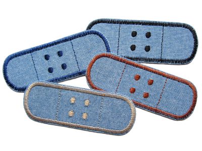 4er Set Pflaster-Jeansflicken aus mittelblauem Jeansstoff mit Garnumrandung in dunkelblau, hellbraun, braun und schwarz, jeweils 8,5 x 3 cm, zum Aufbügeln auf Jeans, handmade Berlin