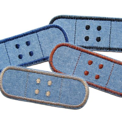 4er Set Pflaster-Jeansflicken aus mittelblauem Jeansstoff mit Garnumrandung in dunkelblau, hellbraun, braun und schwarz, jeweils 8,5 x 3 cm, zum Aufbügeln auf Jeans, handmade Berlin