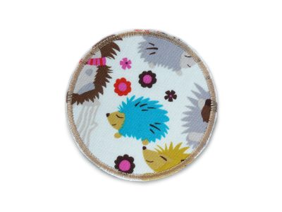 Igel Hosenflicken aus hellem Baumwollstoff mit bunten Igeln und Blumen Allover-Muster, Ø 8 cm, runder Bügelflicken für Kinderhosen zum Aufbügeln, Unikat handmade Berlin