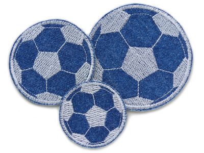 3 Fußball Flicken zum aufbügeln im Set, gestickt auf blauen Jeansstoff, Jeansflicken für Kinder – 3er Set Fußball Jeansflicken dunkelblau Ø 4,5 cm 6 cm 7,5 cm, hellgrauer Fußball auf Jeans, Bügelflicken handmade Berlin