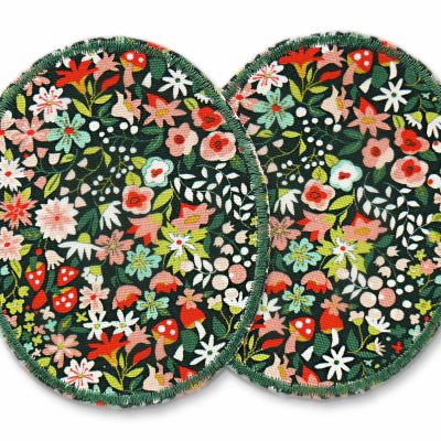 Zwei ovale Knieflicken aus grünem Bio-Baumwollcanvas mit buntem Blumenwiesen-Muster – Blüten und Fliegenpilze – jeweils 8 x 10 cm, Bügelflicken zum Aufbügeln auf Kinderhosen, handmade Berlin