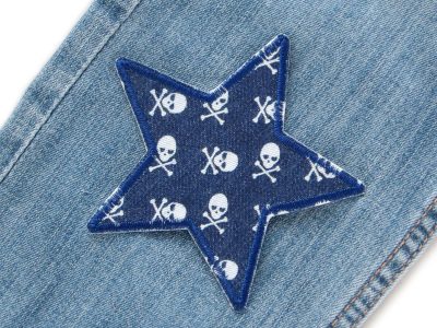 Piraten-Stern-Jeansflicken dunkelblau auf Kinderhose aufgebügelt, Jeansstoff 10 x 10 cm mit hellen Totenköpfen, Hosenflicken Kinderhosen reparieren Piratenbande Berlin
