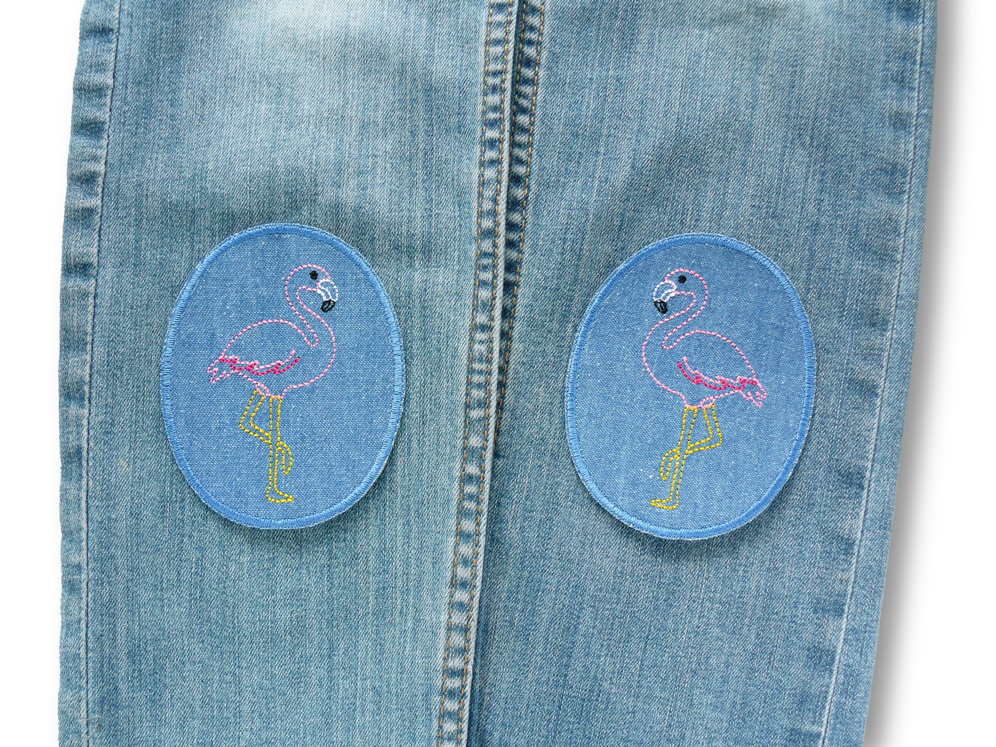 2 Flamingo Jeansflicken 8 x 10 cm Paar, mittelblauer Jeansstoff mit rosa Flamingo-Stickerei, ovale Knieflicken handmade Berlin
