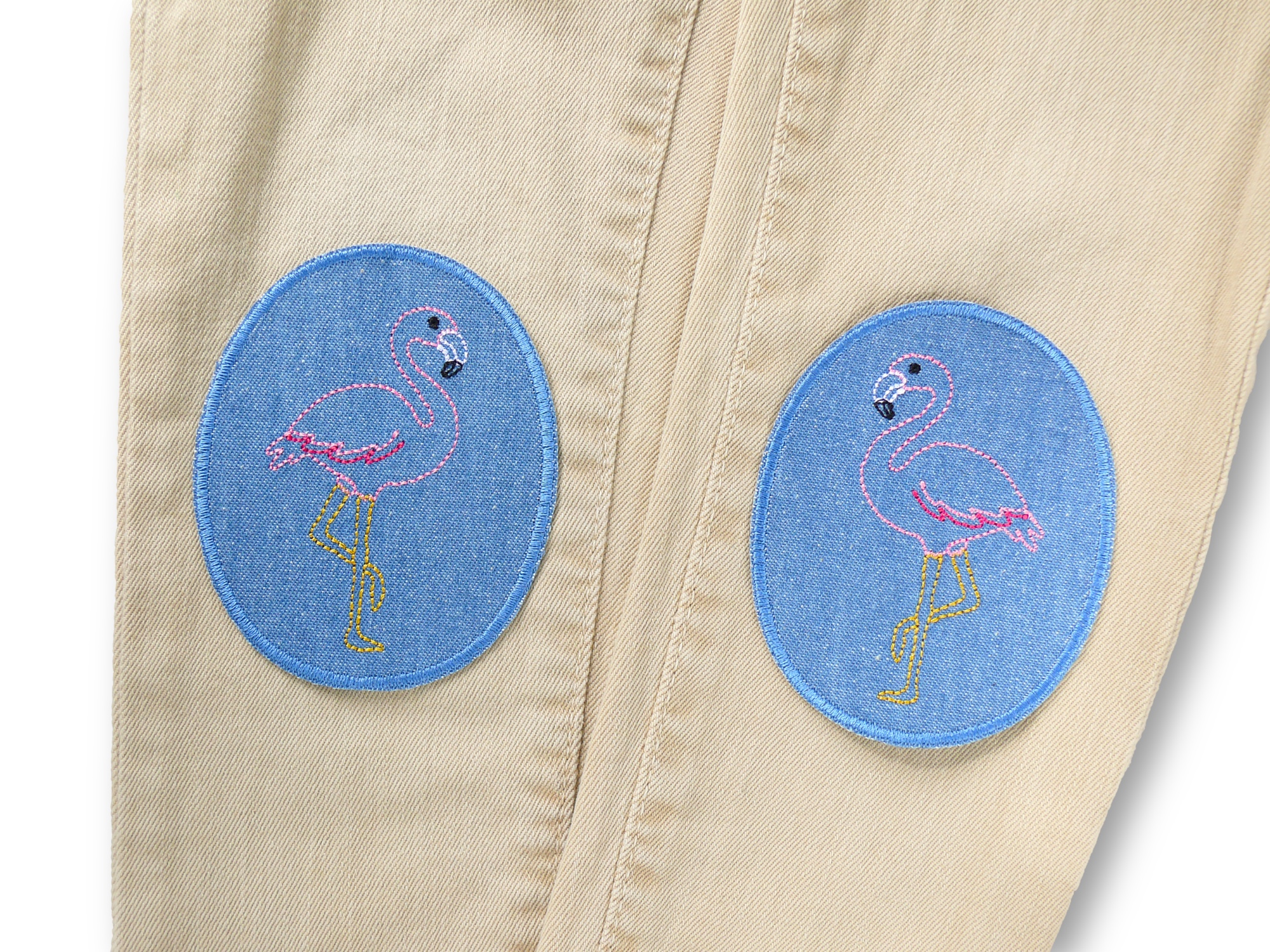 Flamingo Knieflicken 8 x 10 cm auf Kinderhose aufgebügelt, mittelblauer Jeansstoff mit rosa Flamingo, Bügelflicken Kinderhosen reparieren handmade Berlin Piratenbande