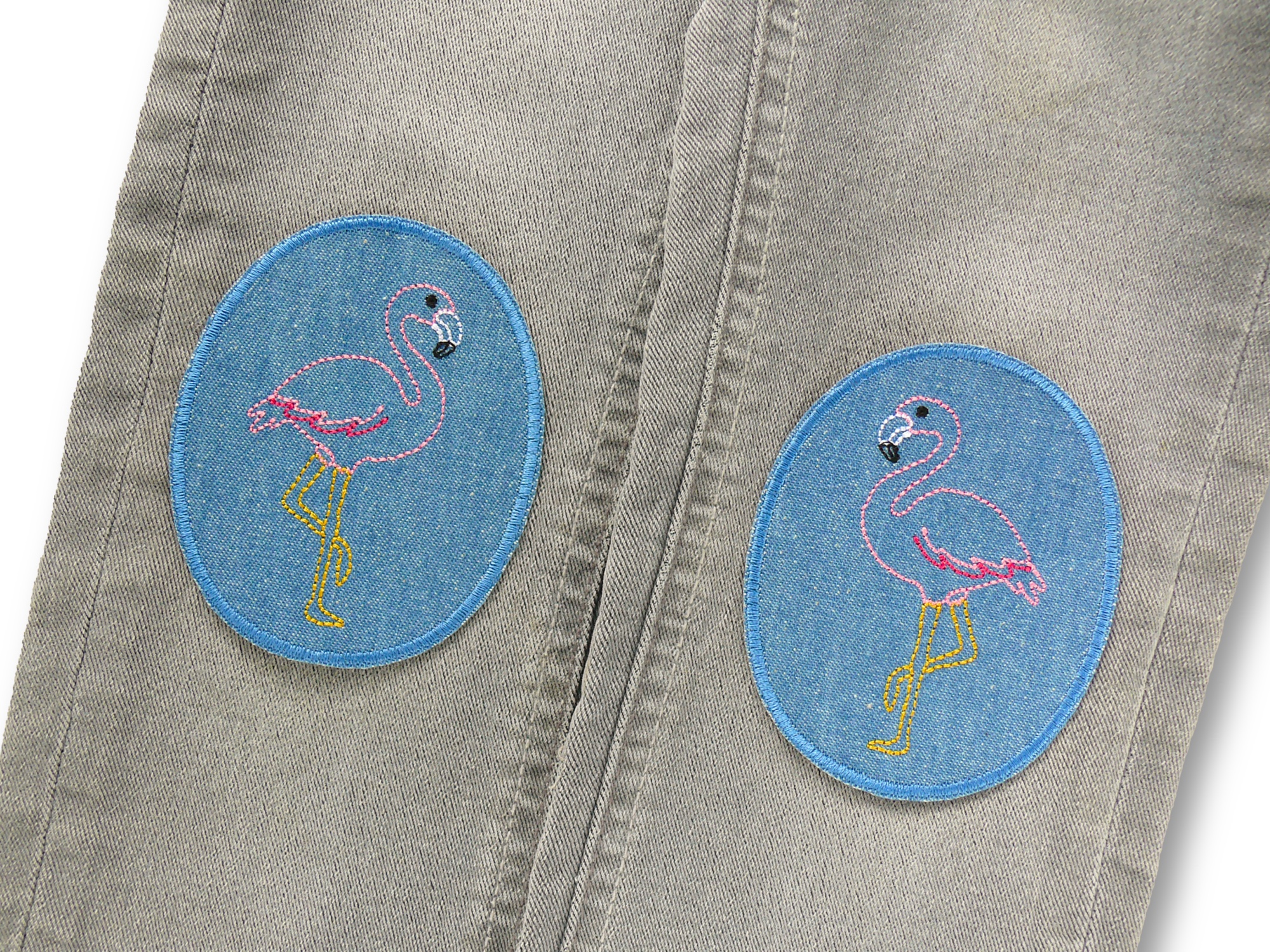 Flamingo Jeansflicken oval 8 x 10 cm auf Jeanshose, mittelblauer Jeans mit gesticktem rosa Flamingo, Knieflicken handmade Berlin