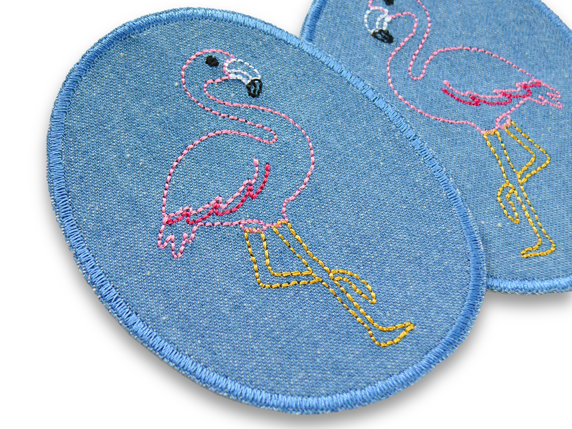 Nahaufnahme Flamingo Knieflicken Jeans, 8 x 10 cm mittelblauer Jeansstoff mit rosa gesticktem Flamingo, Flamingo-Bügelflicken handmade Berlin Piratenbande