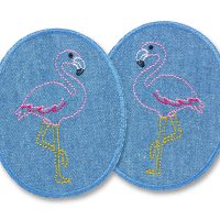 2 Flamingo Knieflicken 8 x 10 cm aus mittelblauem Jeansstoff mit rosa gestickten Flamingos, ovale Bügelflicken für Kinderhosen handmade Berlin