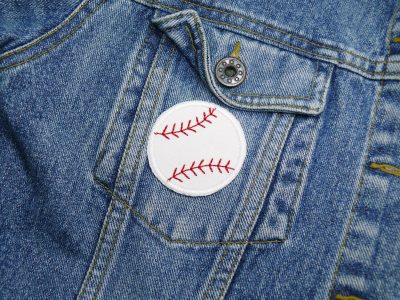 Baseball Patch weiß auf Jeansjacke aufgebügelt, Ø 5 cm weißer Baumwollstoff mit roten Nähten, Bügelflicken handmade Berlin Piratenbande
