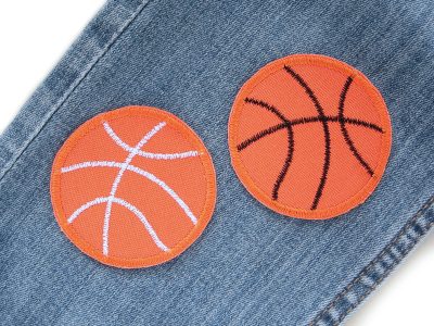 Basketball Aufnäher Patch zum aufbügeln orange, Ball Flicken für Kinder – Basketball Bügelpatch orange Ø 6 cm auf Kinderhose oder Jacke aufgebügelt, Baumwollcanvas, Bügelflicken handmade Berlin Piratenbande