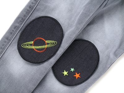 Saturn-Knieflicken auf Kinderhose aufgebügelt, schwarzer Jeansstoff 8 x 10 cm mit gesticktem Saturn und Neon-Sternen, Hosenflicken Weltall-Fans handmade Berlin Piratenbande