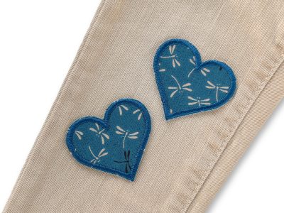 kleine petrolfarbenen Herz Flicken mit Libellen auf einer hellen Jeanshose befestigt – Herz Libellen Patches petrol 5,5 x 5 cm auf Jeans, Kinderhosen reparieren handmade Berlin Piratenbande