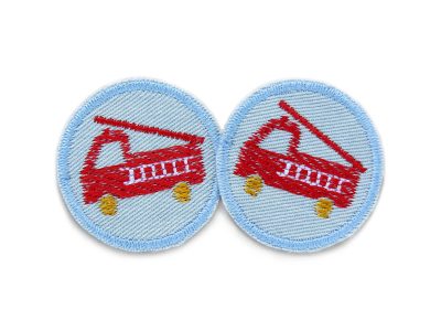 Mini Patches Feuerwehr zum aufbügeln, kleine Bügelflicken mit aufgesticktem roten Feuerwehrauto auf hellblauem Jeansstoff – 2 Feuerwehr Mini-Jeansflicken hellblau Ø 4 cm, Feuerwehr-Bügelflicken handmade Berlin