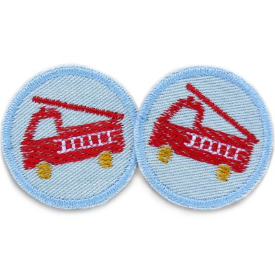 Mini Patches Feuerwehr zum aufbügeln, kleine Bügelflicken mit aufgesticktem roten Feuerwehrauto auf hellblauem Jeansstoff