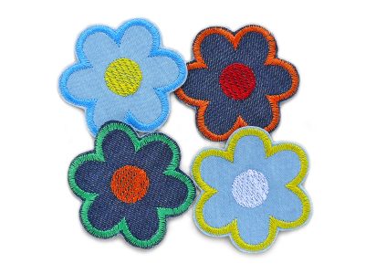 kleine Blumen Patches in 4 Farben – gestickte Retro-Blumen auf Jeansstoff 5 x 5 cm in hellblau-gelb orange-rot grün-orange gelb-weiß, Blumen-Bügelpatches handmade Berlin