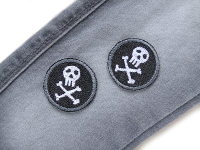 2 Mini Piraten Patches Ø 4 cm auf Kinderhose aufgebügelt, schwarzer Jeansstoff mit weißen Totenköpfen, Bügelflicken handmade Berlin Piratenbande