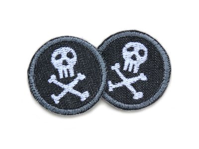 2 Mini Piraten Patches zum aufbügeln mit weißen Totenköpfen auf schwarzem Jeansstoff, 4 cm, Handmade Piratenbande