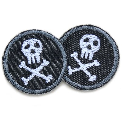 2 Mini Piraten Patches zum aufbügeln mit weißen Totenköpfen auf schwarzem Jeansstoff