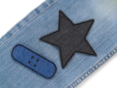 Schlichte Stern- und Pflaster-Jeansflicken auf Jeans aufgebügelt, dunkelblau und schwarz, Bügelflicken Aufnäher für Kinder und Erwachsene handmade Berlin Piratenbande