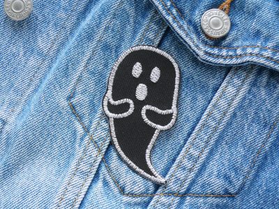 Gespenst Aufnäher zum aufbügeln aus Baumwollstoff schwarz auf Jeansjacke aufgebügelt, 8 x 4,5 cm, Halloween Bügelbilder handmade Berlin Piratenbande, gestickter Geist Patch