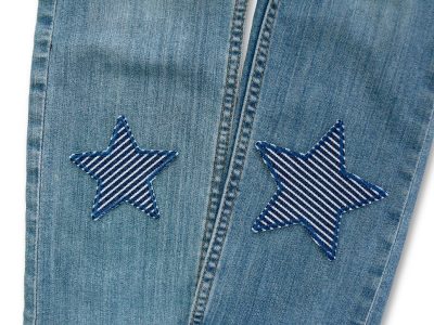 Stern Flicken blau gestreift in 2 Größen auf einer Kinderhose aufgebügelt, Oshkosh-Jeansstoff 7,5 cm und 10 cm, Bügelflicken Hosenflicken handmade Berlin Piratenbande