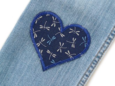 Libellen Herz Bügelflicken dunkelblau auf Jeans aufgebügelt, 8,5 x 8 cm, Herz-Hosenflicken handmade Berlin Piratenbande