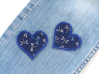 Dunkelblaue Libellen-Herz-Aufnäher auf Jeans aufgebügelt, dunkelblauer Baumwollstoff 5,5 x 5 cm mit hellen und blauen Libellen, Bügelflicken handmade Berlin Piratenbande