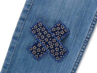 Pflaster Flicken dunkelblau mit kleinen Blumen als Bügelflicken auf einer Kinderhose – Blüten Hosenpflaster dunkelblau 9 x 9 cm auf Kinderhose aufgebügelt, Knieflicken Bügelflicken handmade Berlin Piratenbande