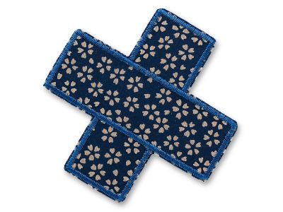 Hosenpflaster Flicken mit kleinen Blüten auf dunkelblau – Blüten Pflaster Bügelflicken aus dunkelblauem Baumwollstoff 9 x 9 cm mit hellen japanischen Blüten, Kinderhosen reparieren handmade Berlin