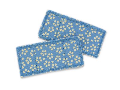 2 Trostpflaster Flicken zum aufbügeln, kleine Hosenflicken mit Blumen – Trostpflaster 7,5 x 3,5 cm aus grauem Baumwollstoff mit blauen Blüten, Hosenpflaster handmade Berlin