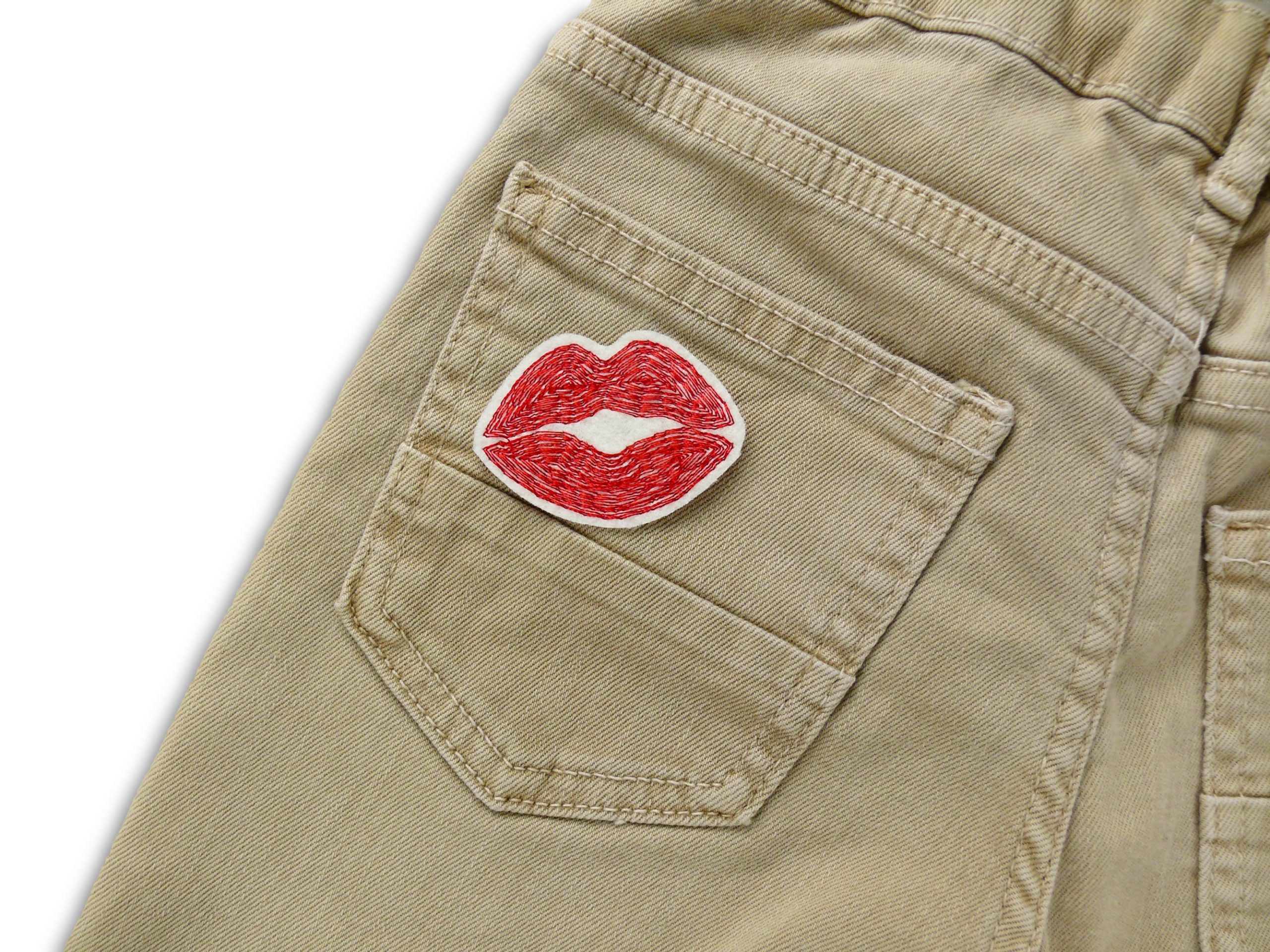 Nahaufnahme gestickter Kussmund-Patch aus naturfarbigem Filz, rote Lippenstickerei 5 x 3,5 cm, Lippen-Bügelflicken zum Aufbügeln, Piratenbande Berlin