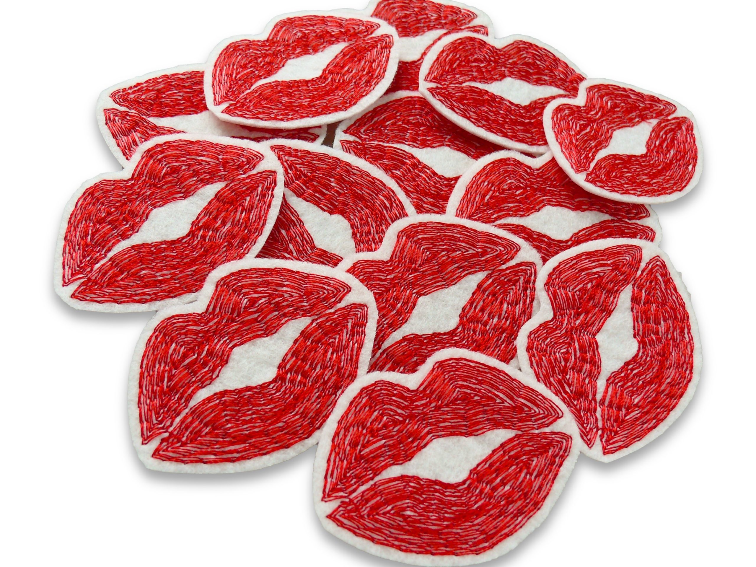 Kussmund-Aufnäher, naturfarbener Filzpatch 5 x 3,5 cm mit rot gesticktem Lippenmotiv, Mini-Bügelflicken oder Statement-Patch, Piratenbande Berlin handmade
