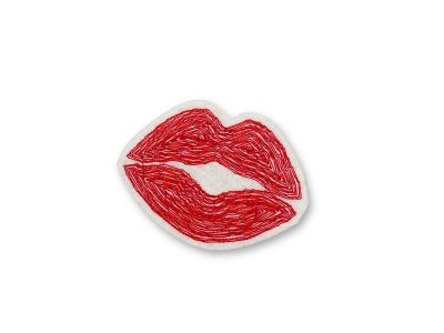 Roter Kussmund Bügelpatch aus naturfarbigem Filz, 5 x 3,5 cm, gestickter Lippen-Aufnäher zum Aufbügeln handmade Berlin