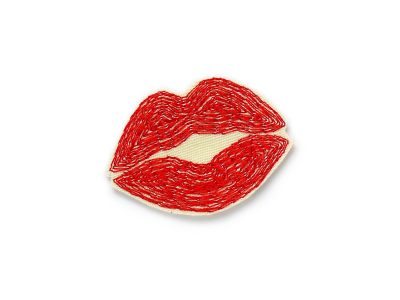 Roter Kussmund Bügelpatch aus naturfarbigem Jeansstoff, 5 x 3,5 cm, gestickter Lippen-Aufnäher zum Aufbügeln handmade Berlin