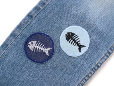 Fisch-Skelett Patches auf einer Jeanshose, 2 Farben, dunkelblauer oder hellblauer Jeansstoff, kleine Hosenflicken zum aufbügeln mit gestickten Fischgräten, handmade in Berlin