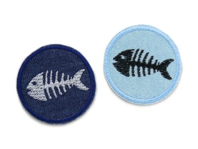 Fischgräten Jeansflicken in 2 Farbvarianten: dunkelblauer Jeansstoff mit hellgrauer Stickerei und hellblauer Jeansstoff mit schwarzer Fischskelett-Stickerei, Ø 5 cm, Bügelflicken handmade Berlin