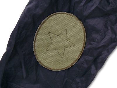 Cordura-Knieflicken olivgrün 10 x 12 cm auf Regenhose aufgenäht, ovaler Flicken mit Stern auf wasserdichtem Cordura, Regenhosen reparieren handmade Berlin