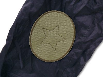 Cordura-Knieflicken olivgrün 10 x 12 cm auf Regenhose aufgenäht, ovaler Flicken mit Stern auf wasserdichtem Cordura, Regenhosen reparieren handmade Berlin