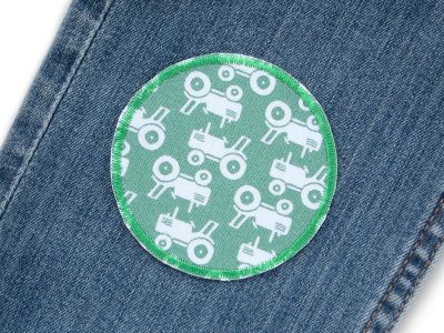 Traktor Hosenflicken grün Ø 7 cm auf Kinderhose aufgebügelt, hellgrüner Baumwollstoff mit Traktoren Allover, Knieflicken Kinderhosen reparieren handmade Berlin Piratenbande