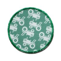 Runder Hosenflicken aus hellgrünem Baumwollstoff mit hellem Traktor-Allover-Muster, ø 7 cm, zum Aufbügeln auf Kinderhosen, handmade Berlin