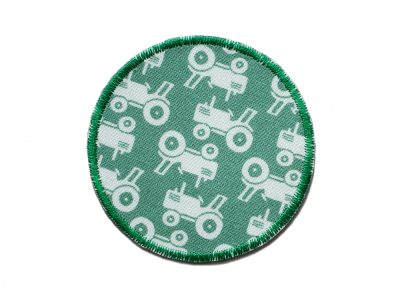 Runder Hosenflicken aus hellgrünem Baumwollstoff mit hellem Traktor-Allover-Muster, ø 7 cm, zum Aufbügeln auf Kinderhosen, handmade Berlin