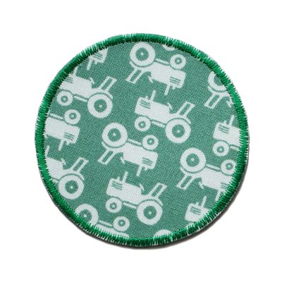 Runder Hosenflicken aus hellgrünem Baumwollstoff mit hellem Traktor-Allover-Muster, ø 7 cm, zum Aufbügeln auf Kinderhosen, handmade Berlin