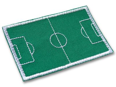 Nahaufnahme Fußballfeld Patch XL, 9 x 6 cm grüner Baumwollcanvas mit weiß gesticktem Fußballfeld, Fußball-Bügelpatch handmade Berlin