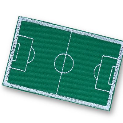Fußballfeld Patch XL 9 x 6 cm, weiß gesticktes Spielfeld auf grünem Baumwollcanvas, Fußball-Bügelflicken handmade Berlin