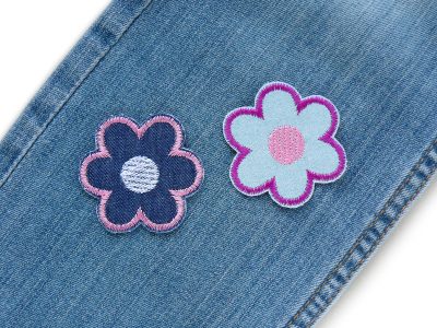 Blumen Jeansflicken auf eine Jeanshose aufgebügelt – Blüten Jeansflicken 5 x 5 cm auf Jeanshose, gestickte Retro-Blüte Bügelflicken handmade Berlin Piratenbande