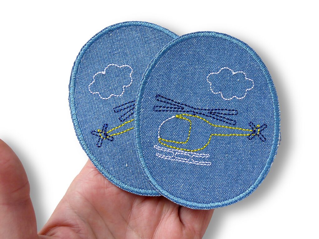 Zwei ovale Knieflicken aus mittelblauem Jeansstoff mit bunten gestickten Hubschraubern, jeweils 8 x 10 cm, Bügelflicken zum Aufbügeln auf Kinderhosen und Jeans, handmade Berlin
